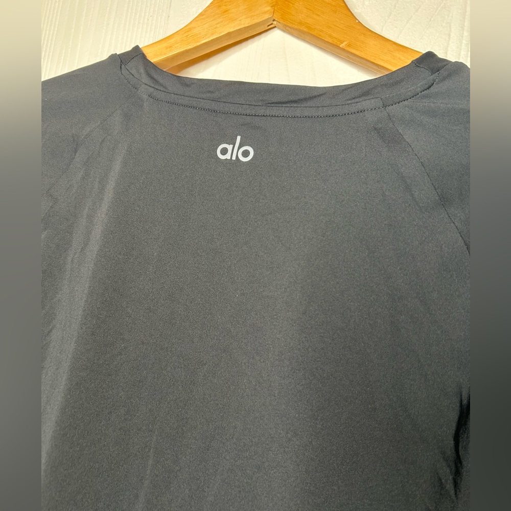 ALO Yoga Men's Short-Sleeve  Size Large. - Picture 3 of 4